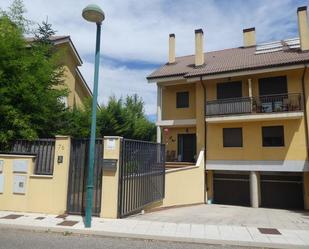Vista exterior de Casa adosada en venda en Valladolid Capital amb Calefacció, Jardí privat i Terrassa