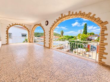 Villa con balcone in vendita a Carrer ALP