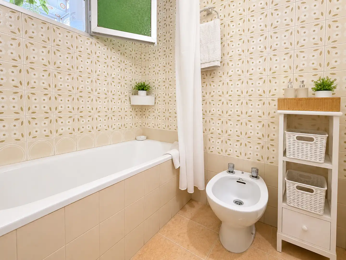 Baño de Piso en venta en Málaga con Amueblado, Horno y Lavadora