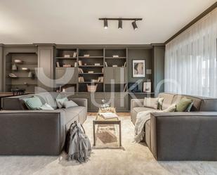 Sala d'estar de Apartament de lloguer en  Madrid Capital amb Aire condicionat, Moblat i Forn