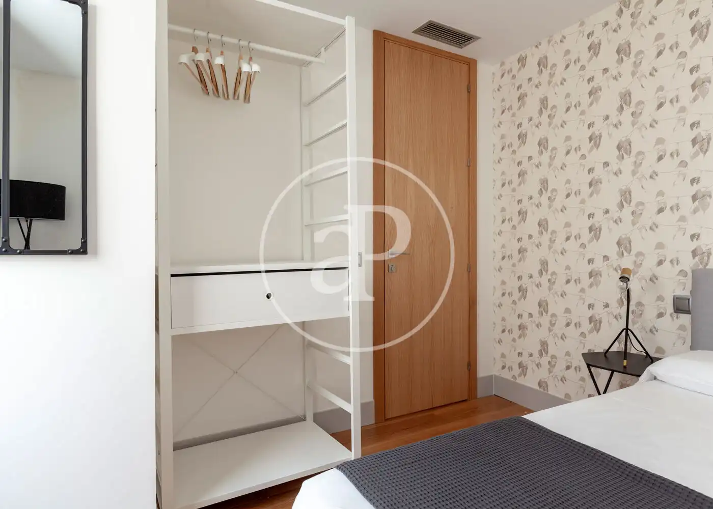 Flat for rent in Calle de Sta. María, Cortes - Huertas