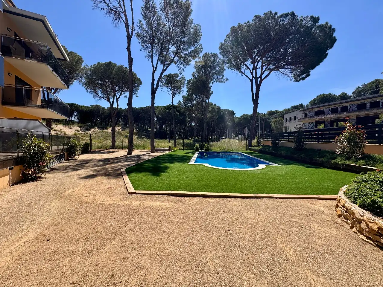 Schwimmbecken von Wohnung zum Verkauf in Pals mit Klimaanlage, Heizung und Terrasse