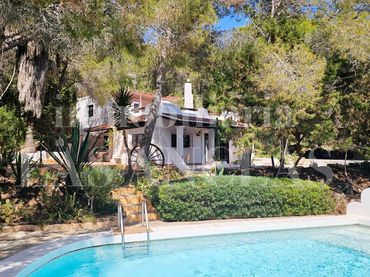 Casa amb piscina en venda a Santa Eulària