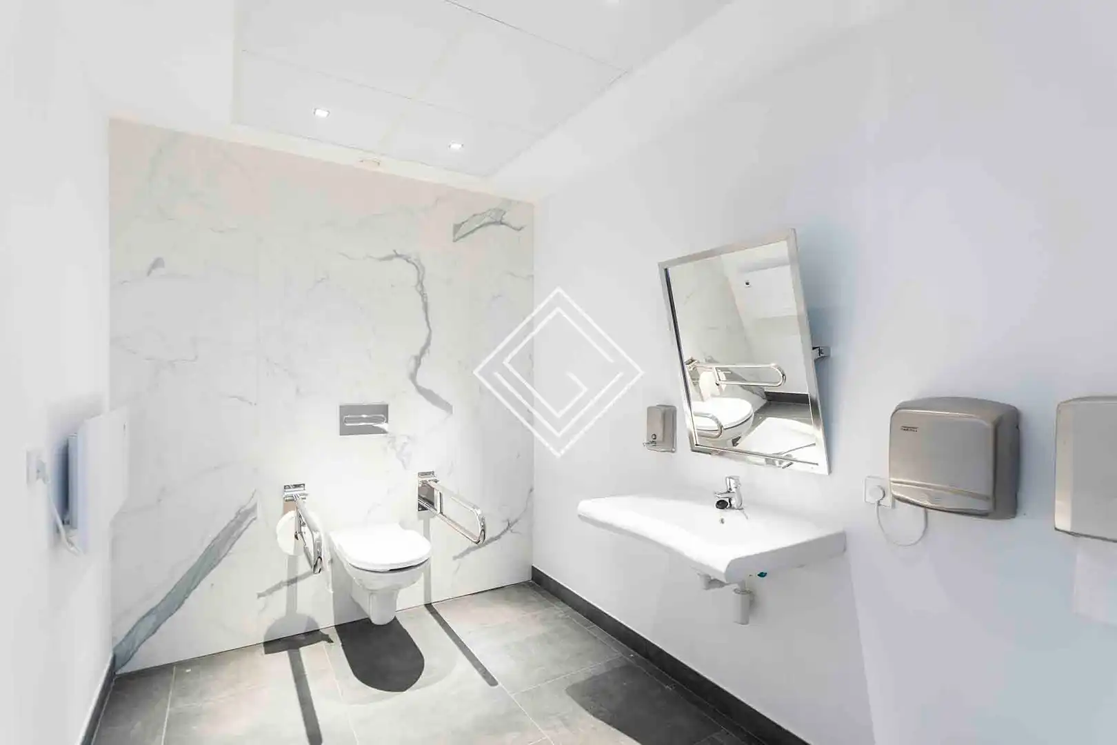 Baño de Oficina de alquiler en Madrid con Aire acondicionado y Calefacción
