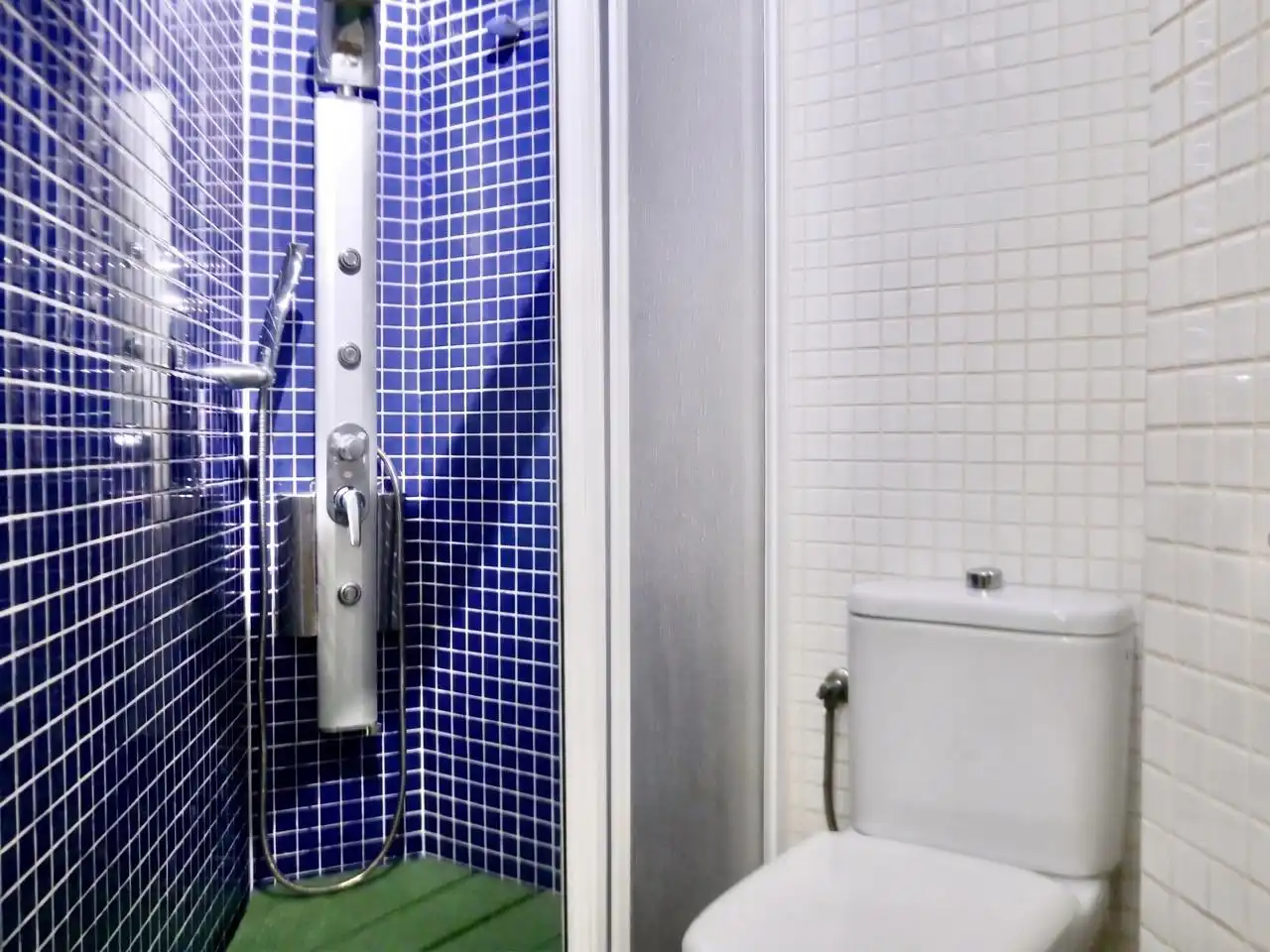 Bany de Apartament en venda en Sevilla amb Aire condicionat, Terrassa i Moblat