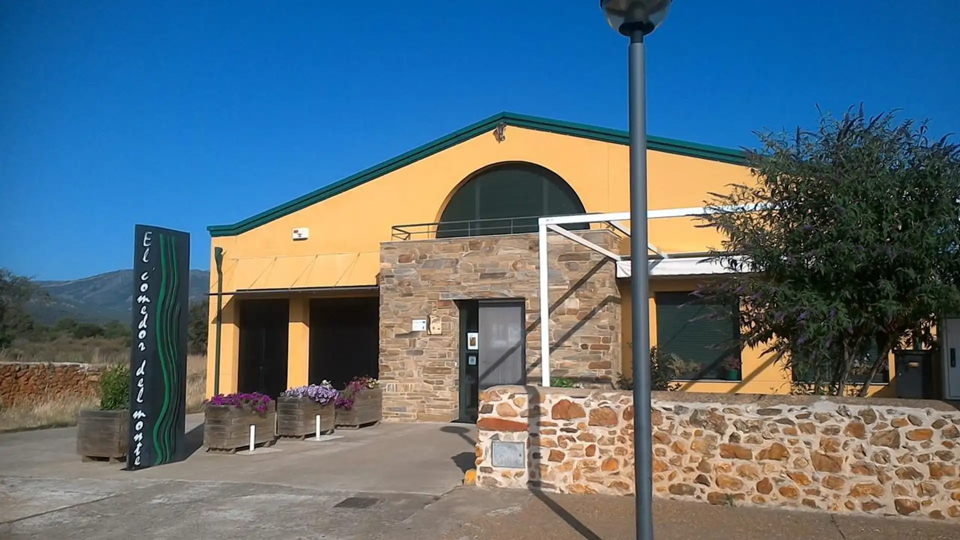 Vista exterior de Local en venta en Luyego con Calefacción