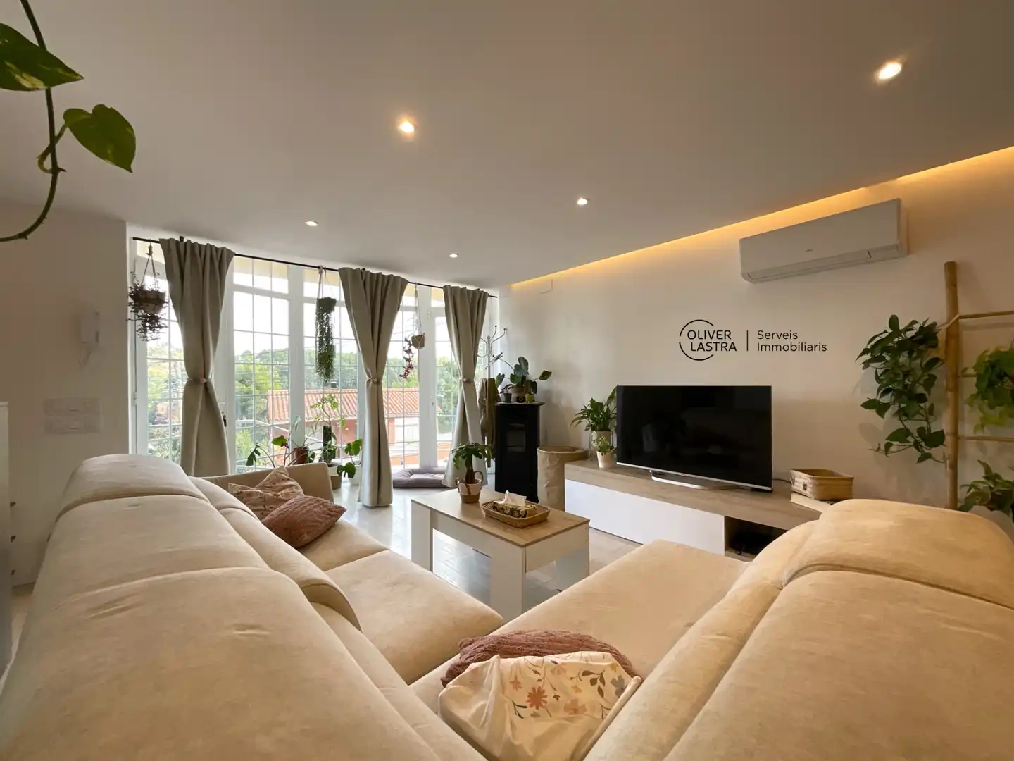Sala de estar de Casa o chalet en venta en Corbera de Llobregat con Aire acondicionado, Jardín privado y Parquet