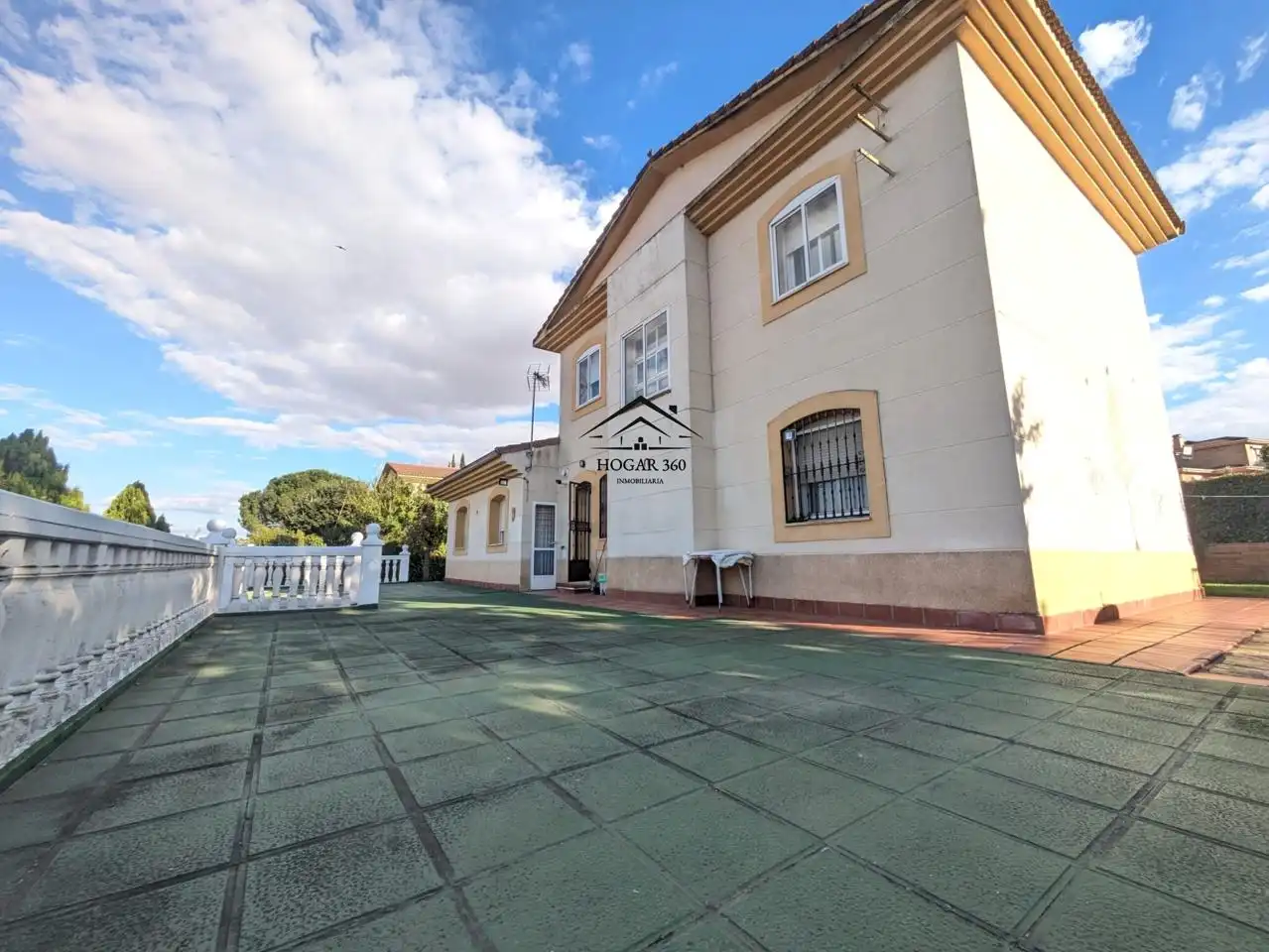 Vista exterior de Casa o xalet en venda en Cáceres amb Aire condicionat, Jardí privat i Piscina