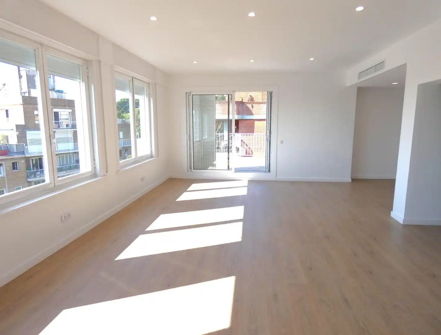 Wohnzimmer von Dachboden zur Miete in Barcelona mit Parkett
