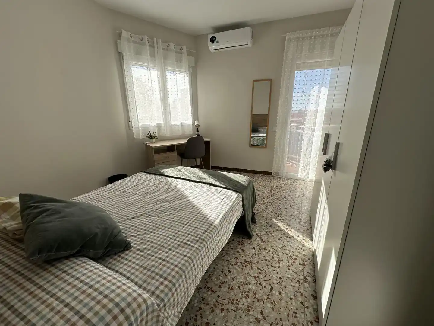 Bedroom of Flat for share in Alcázar de San Juan  with Air Conditioner, Furnished and Balcony