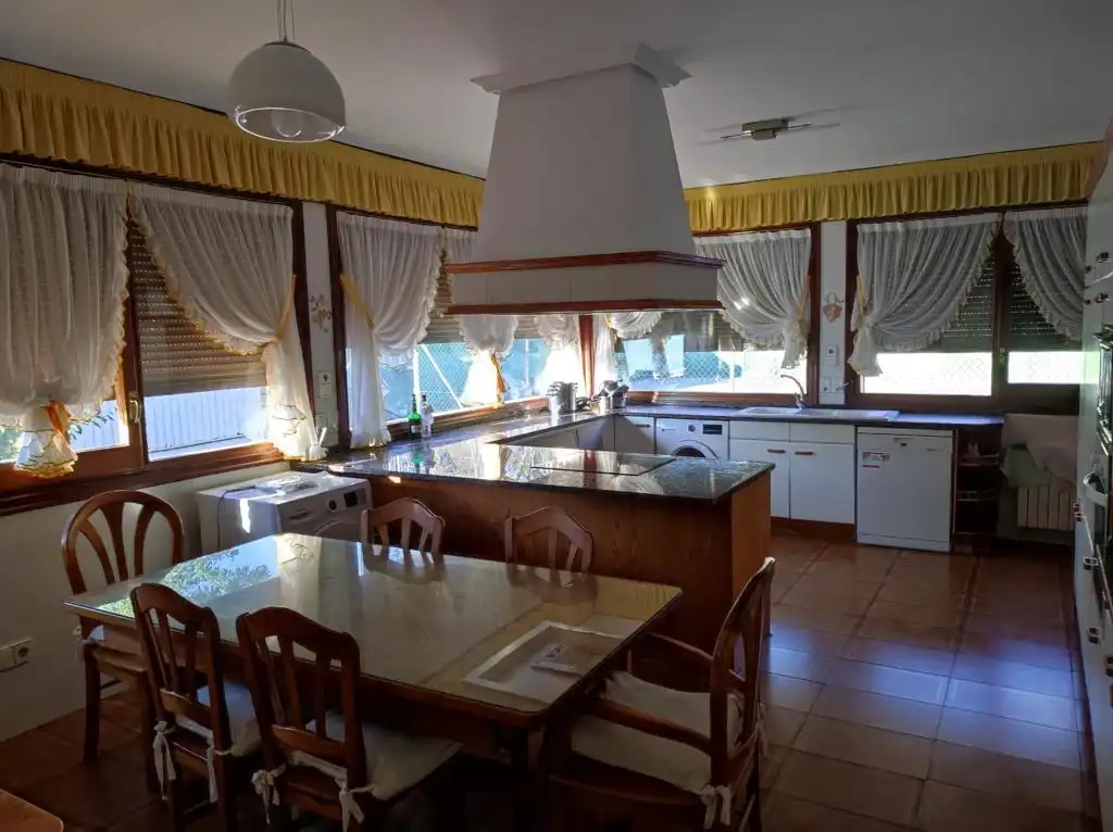 Kitchen of Houses for rent in Zaragoza  with Air Conditioner, Heating and Private garden