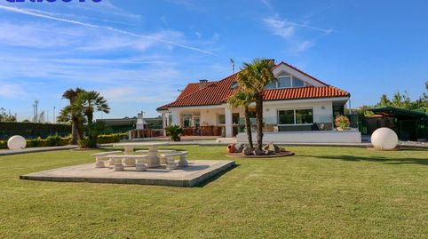IMPRESIONANTE CHALET EN MAREO EN URBANIZACION PRIVADA.
