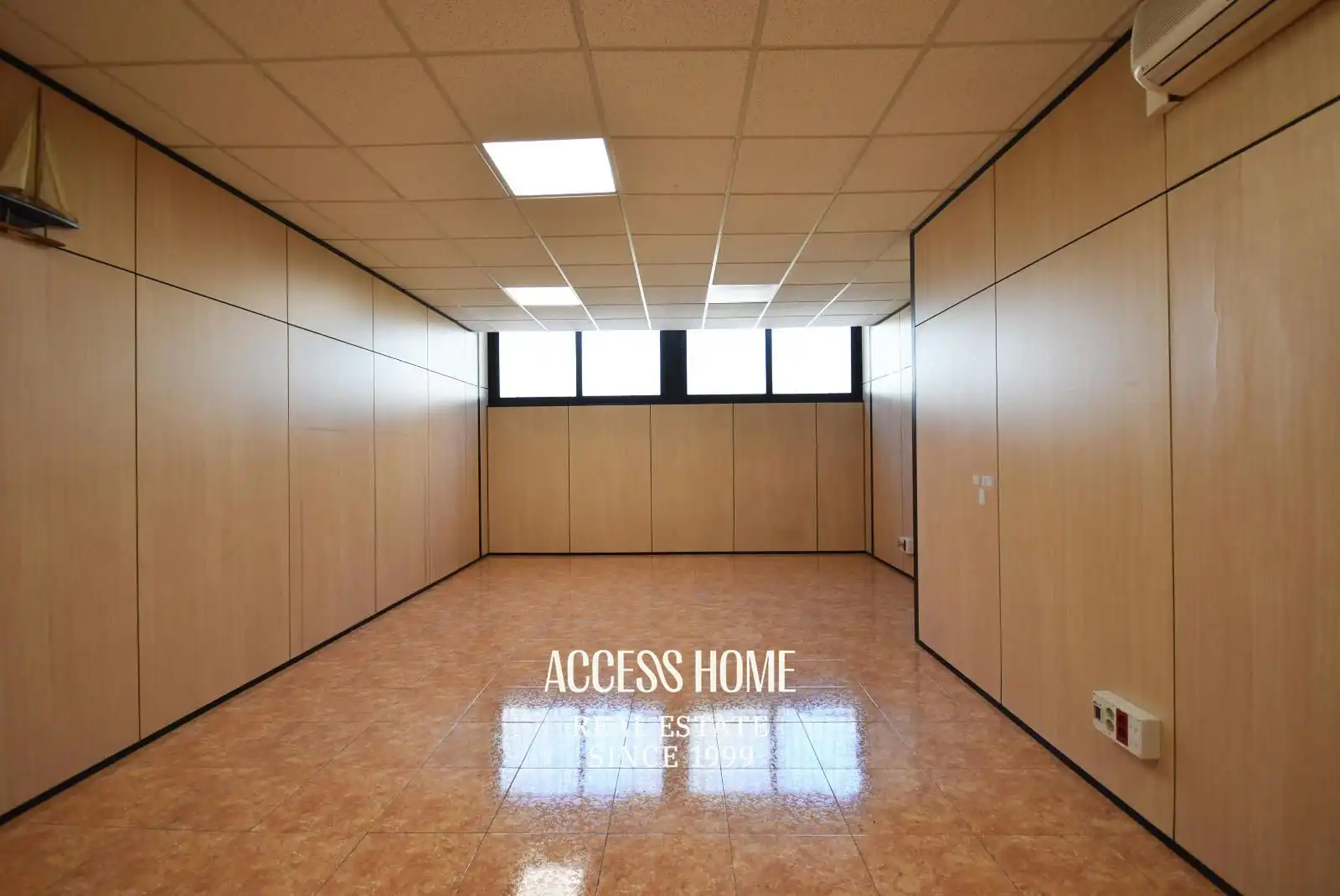 Office for rent in Badalona  with Air Conditioner and Alarm