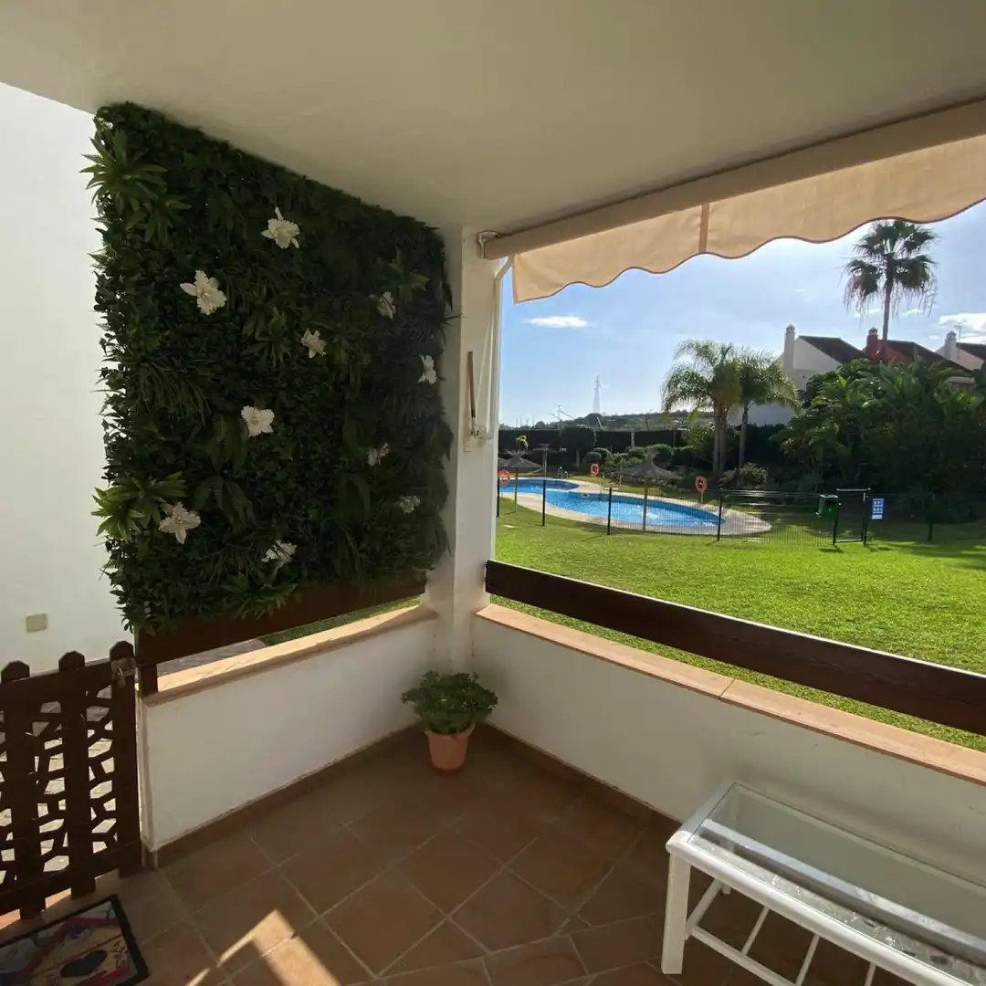 Garten von Einfamilien-Reihenhaus zum Verkauf in Estepona mit Klimaanlage, Terrasse und Schwimmbad