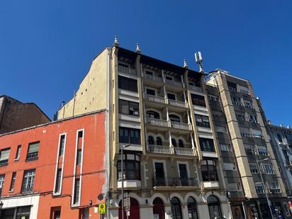 Vista exterior de Pis en venda en Avilés amb Calefacció i Terrassa