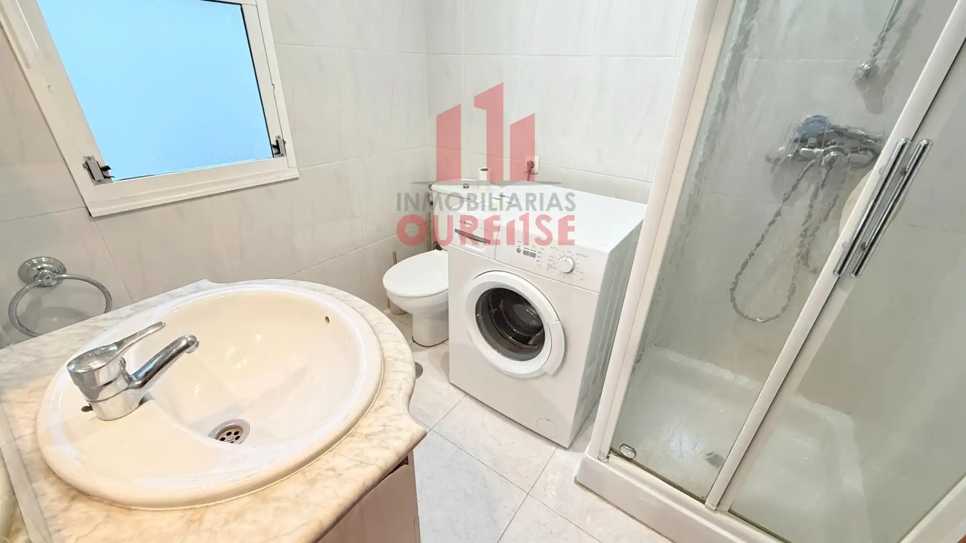Bany de Pis de lloguer en Ourense Capital  amb Calefacció i Moblat
