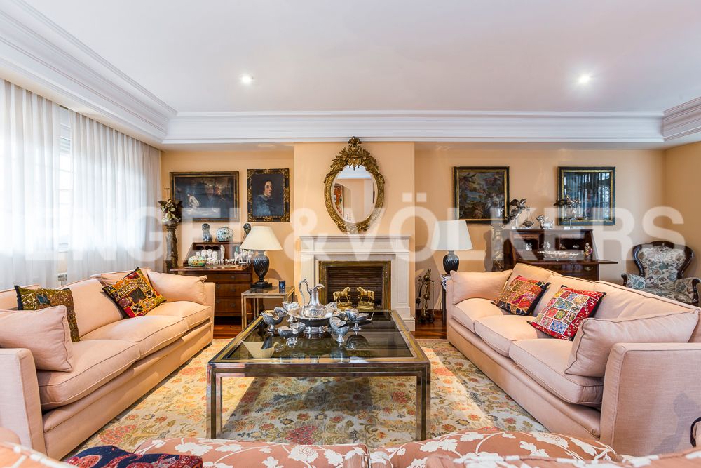 Sala d'estar de Casa o xalet en venda en  Madrid Capital amb Aire condicionat, Calefacció i Jardí privat