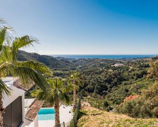 Vista exterior de Casa o xalet en venda en Benahavís amb Calefacció, Jardí privat i Terrassa