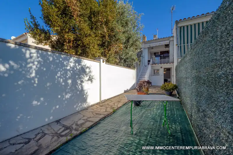 Außenansicht von Haus oder Chalet zum Verkauf in Empuriabrava mit Klimaanlage, Heizung und Terrasse