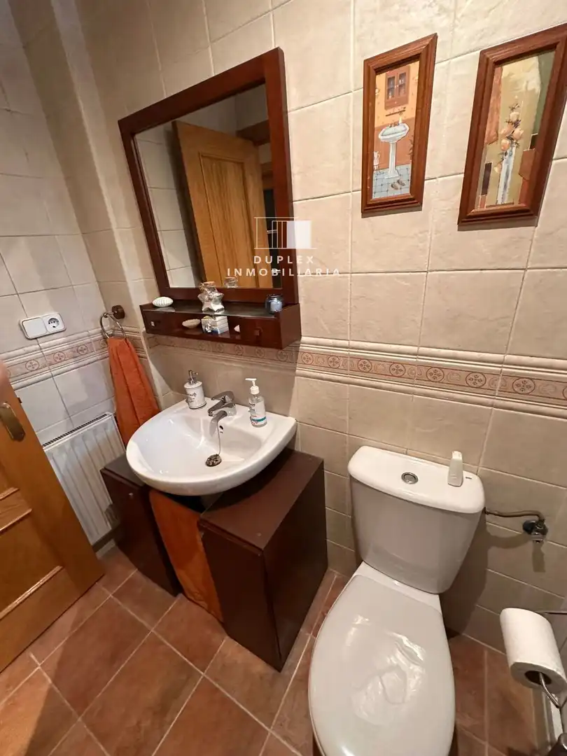 Baño de Casa adosada en venta en Cuenca con Calefacción, Terraza y Amueblado