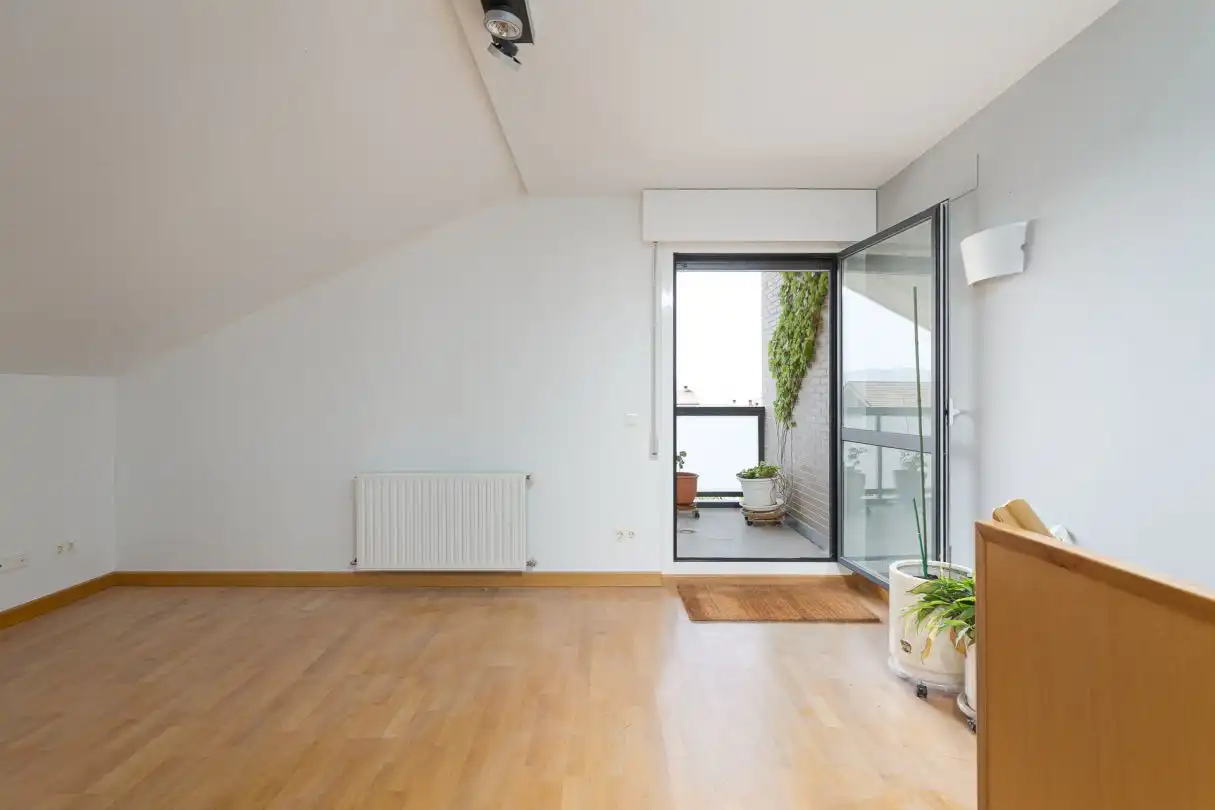 Terrasse von Einfamilien-Reihenhaus zum Verkauf in Iza / Itza mit Heizung, Privatgarten und Terrasse