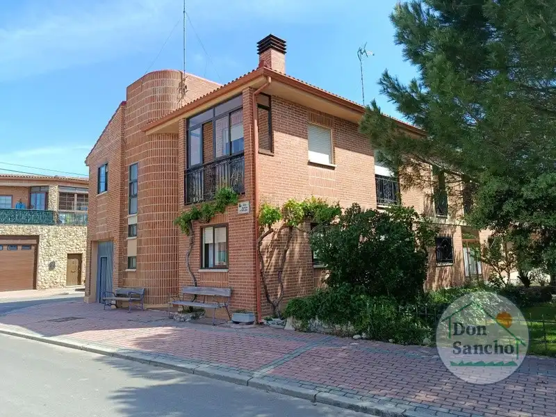 Vista exterior de Casa o xalet en venda en Fuensaldaña amb Calefacció i Balcó