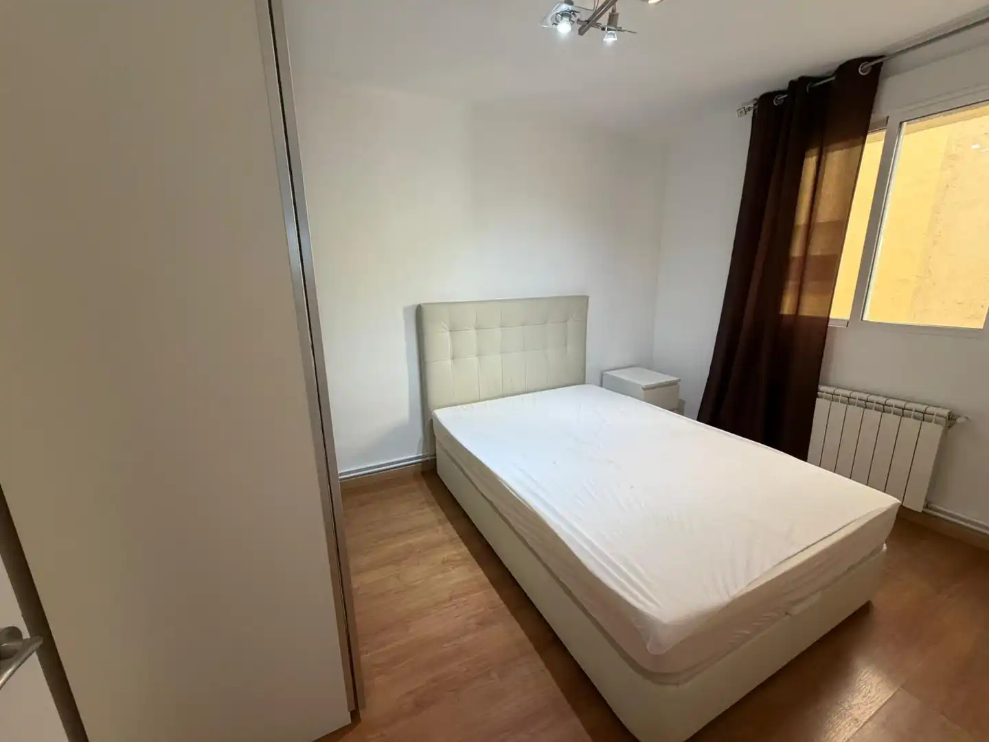 Habitación de Piso de alquiler en Lleida con Calefacción, Parquet y Amueblado
