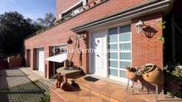 Vista exterior de Casa o xalet en venda en Sant Cugat del Vallès amb Aire condicionat, Terrassa i Piscina