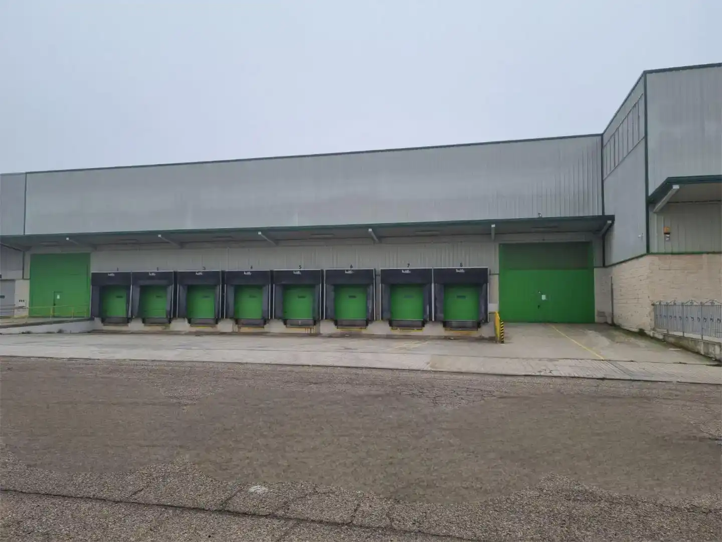 Außenansicht von Fabrikhallen zur Miete in Benavente