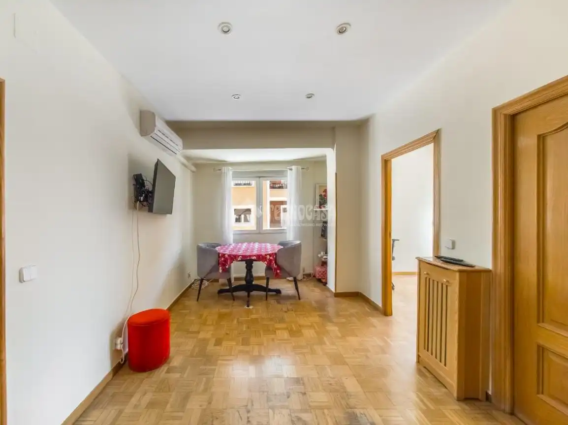 Vista exterior de Piso en venta en Madrid con Calefacción y Parquet