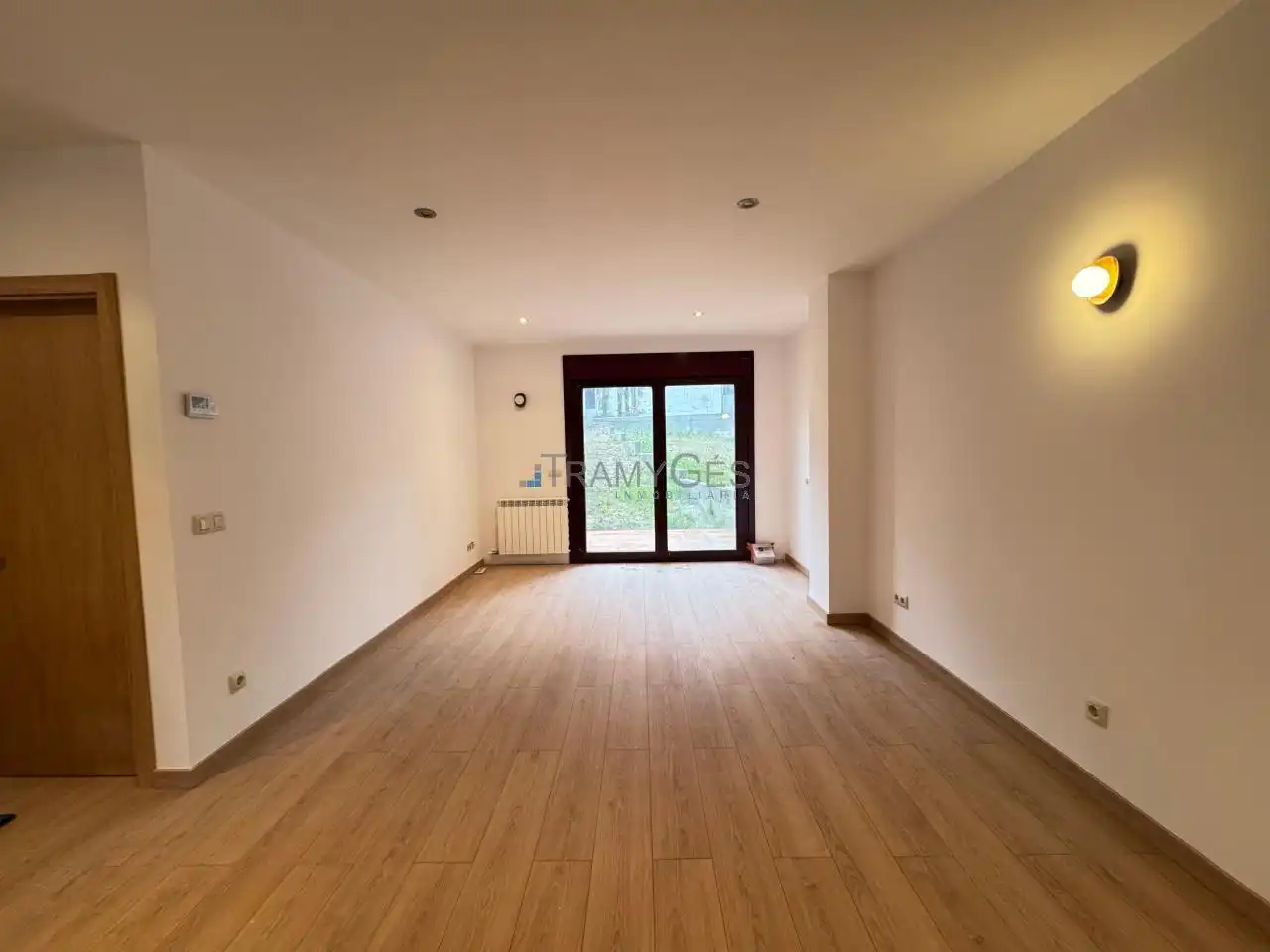 Casa adosada en venta en Vigo  con Calefacción, Jardín privado y Terraza
