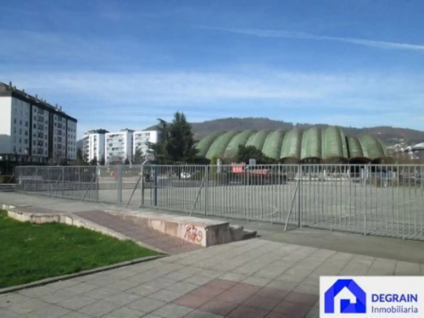 Vista exterior de Local de lloguer en Oviedo 