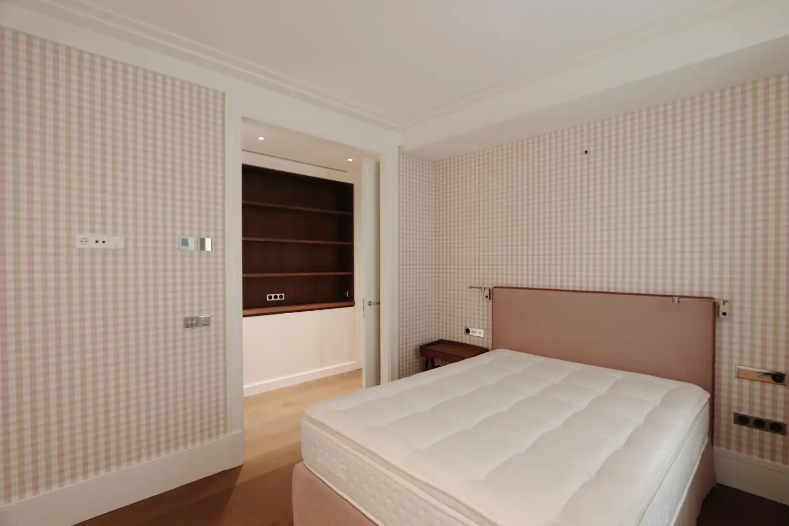 Bedroom of Flat for sale in Madrid  with Air Conditioner, Heating and Parquet flooring