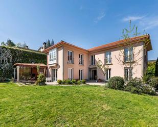 Vista exterior de Casa o xalet en venda en Oleiros amb Calefacció, Jardí privat i Parquet