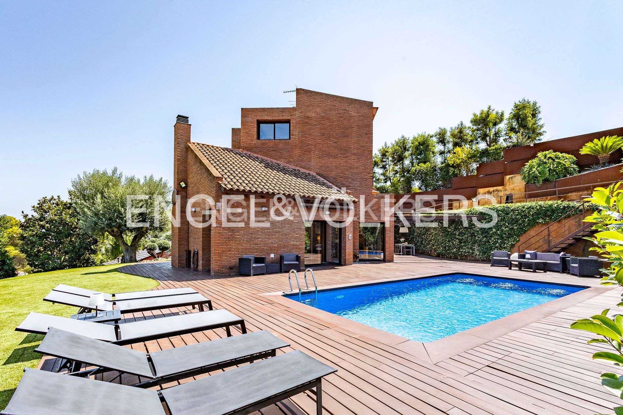 Vista exterior de Casa o xalet en venda en Castelldefels amb Aire condicionat, Calefacció i Jardí privat