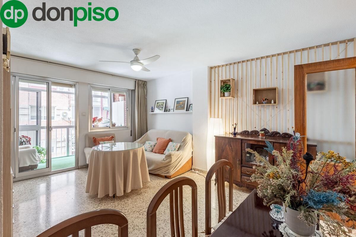 Living room of Flat for sale in  Granada Capital  with Air Conditioner and Balcony