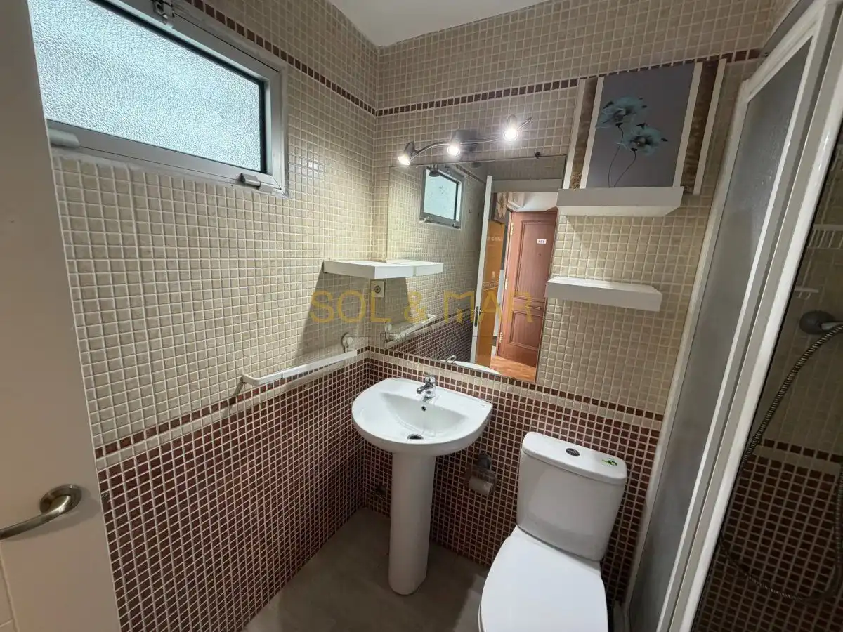 Badezimmer von Wohnung zur Miete in Torremolinos mit Klimaanlage