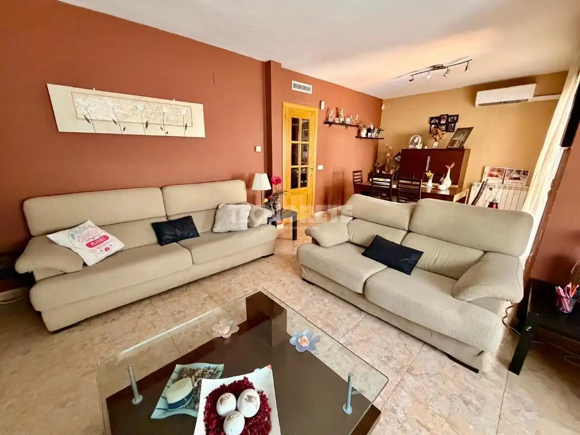Sala de estar de Casa adosada en venta en Illescas con Aire acondicionado