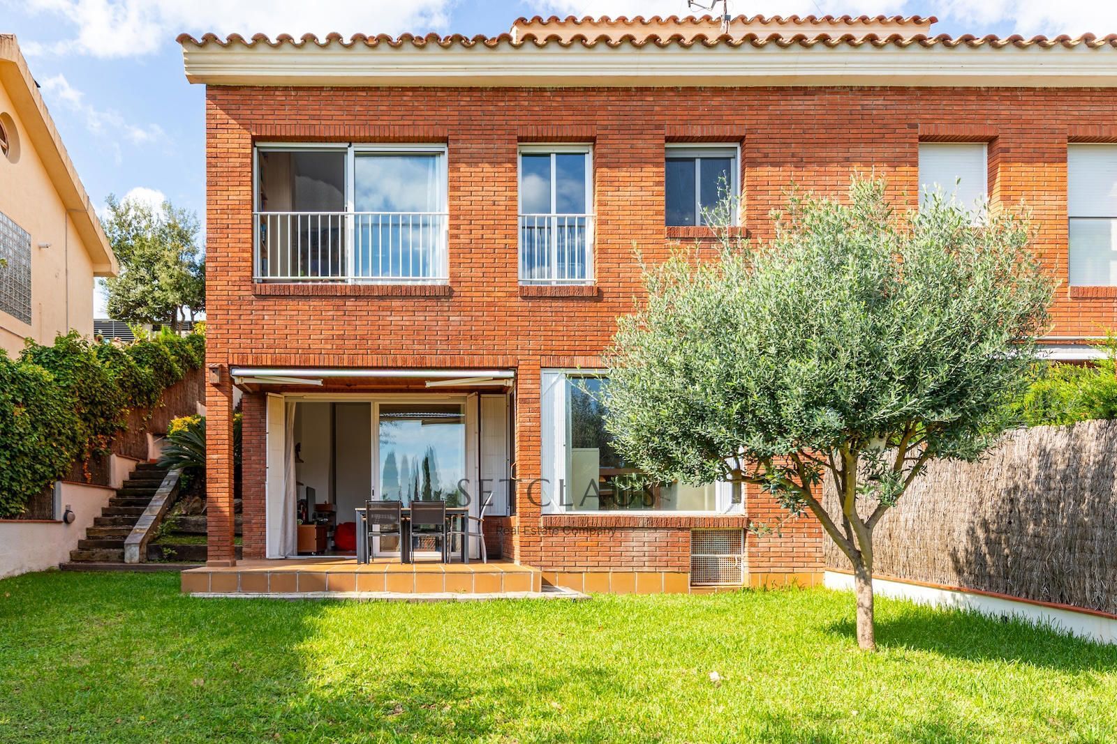 Exterior view of Single-family semi-detached for sale in Teià  with Air Conditioner, Heating and Private garden