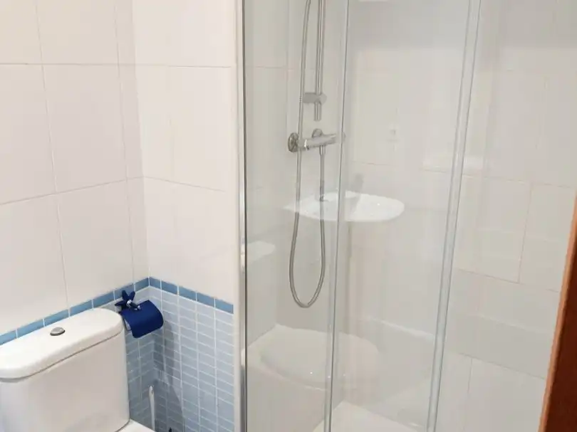 Bany de Pis en venda en Gijón  amb Calefacció, Jardí privat i Parquet