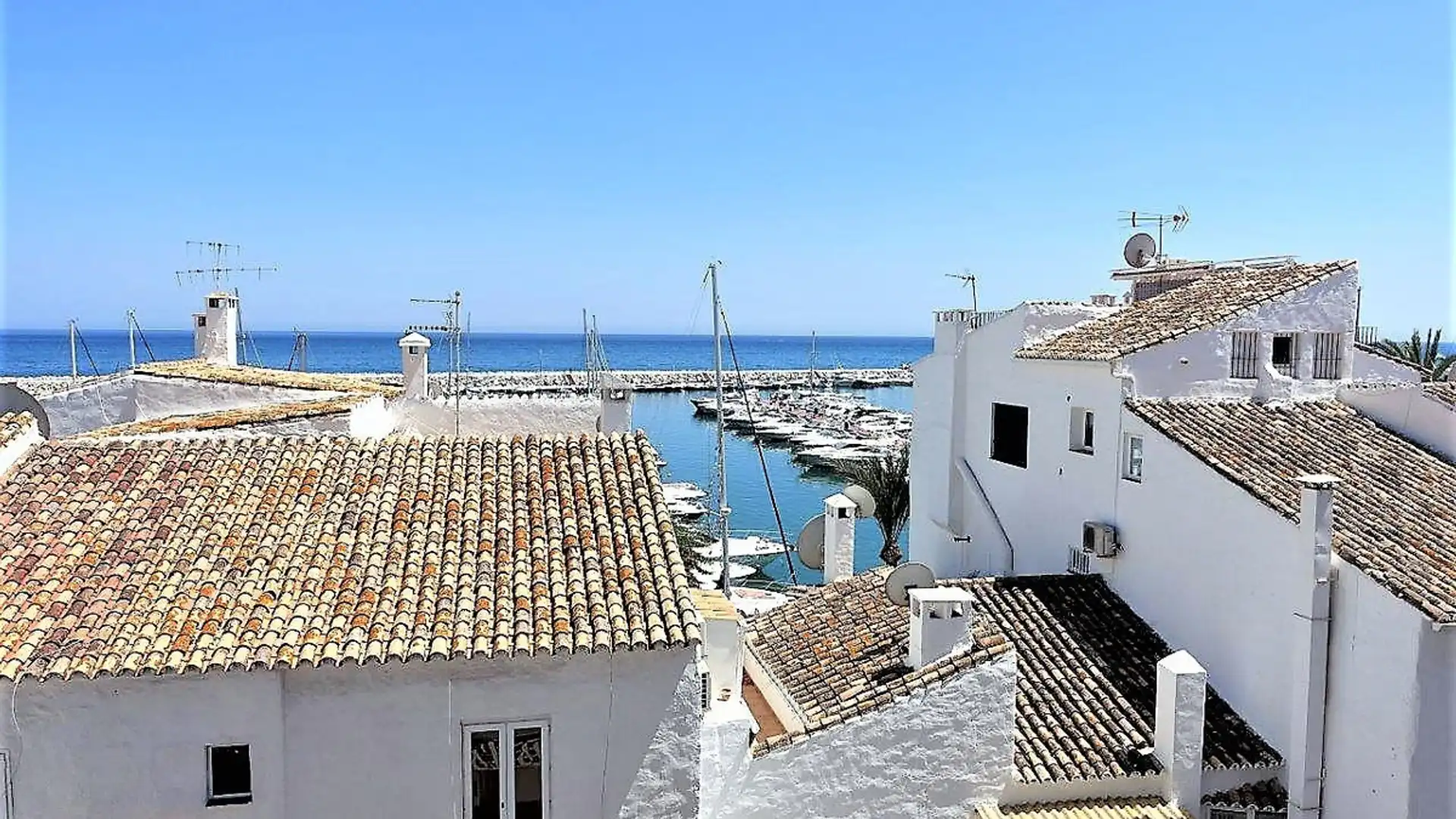 Vista exterior de Apartament en venda en Marbella amb Aire condicionat, Terrassa i Moblat