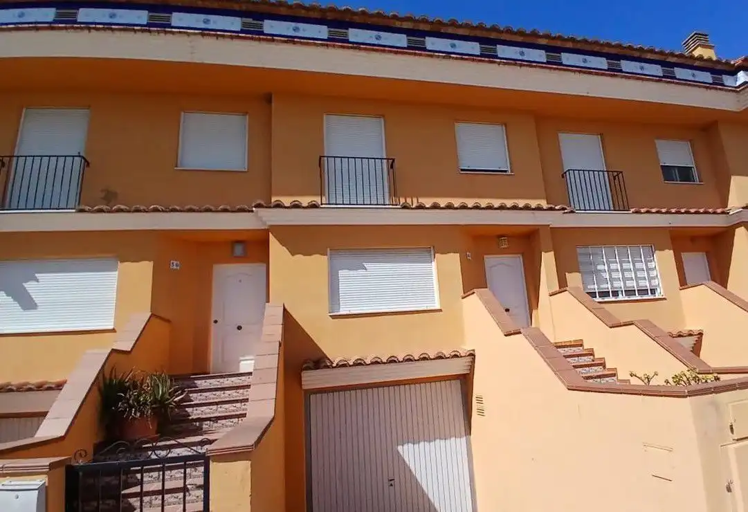 Adossat en venda a Bastida