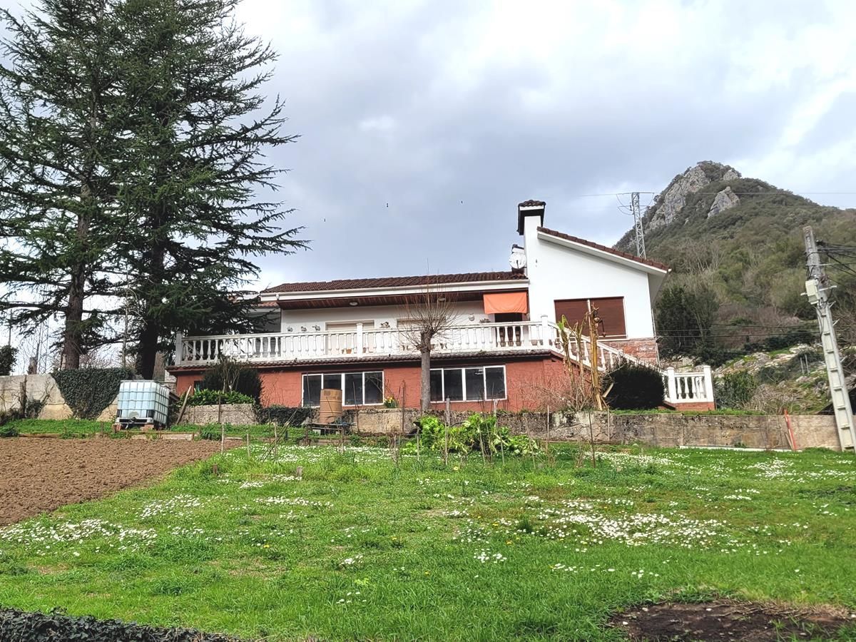 Vista exterior de Casa o xalet en venda en Cabrales amb Calefacció, Jardí privat i Terrassa