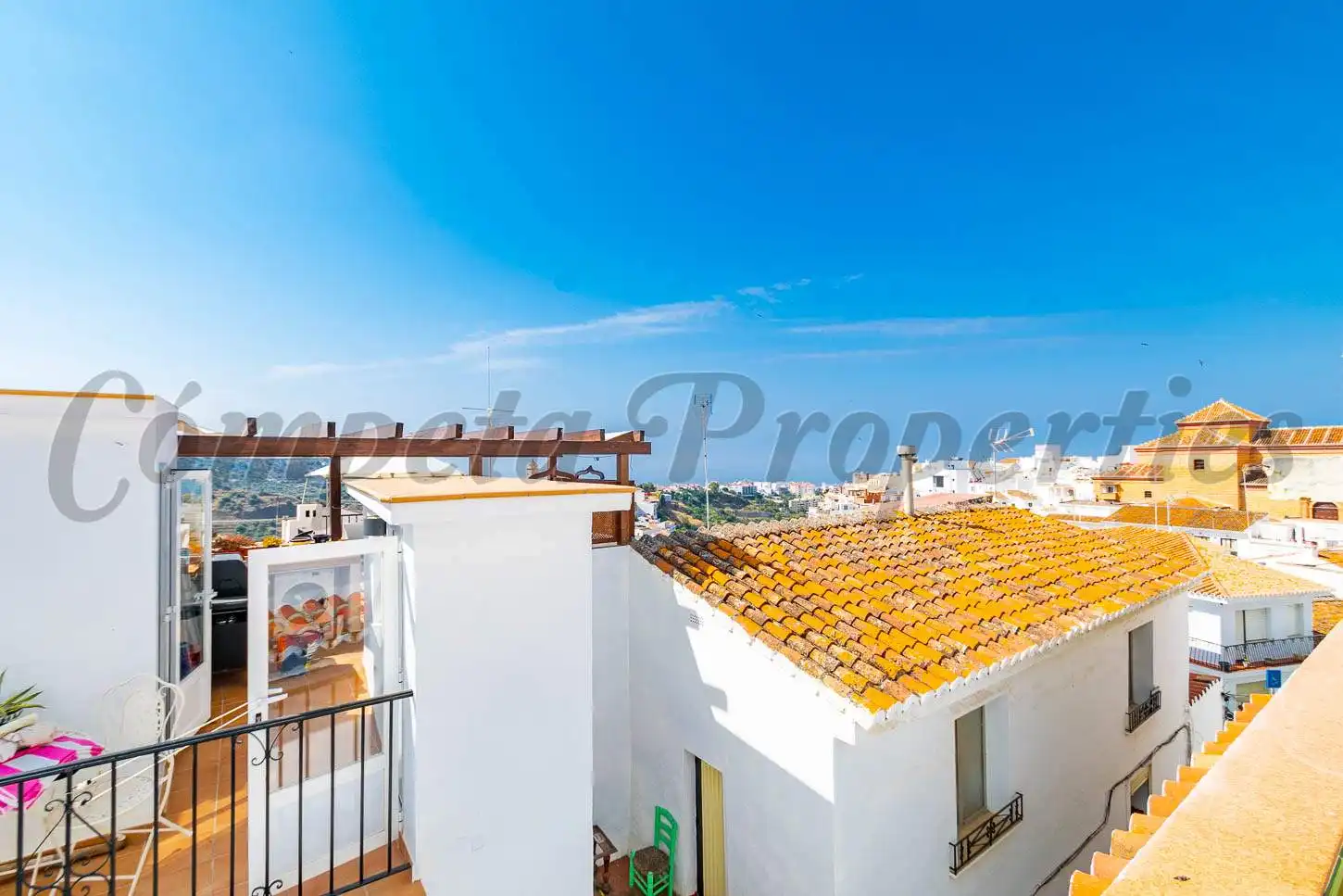 Vista exterior de Casa o xalet en venda en Torrox amb Terrassa, Moblat i Balcó