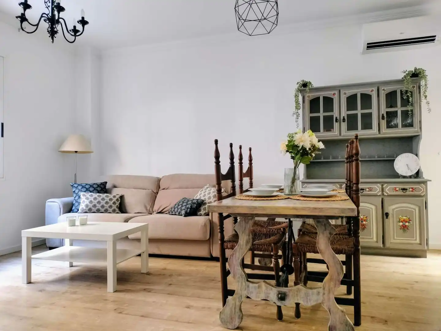 Sala de estar de Apartamento para compartir en Tarragona con Aire acondicionado, Terraza y Amueblado