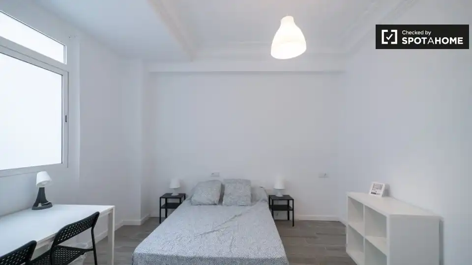 Habitación de Piso de alquiler en Valencia con Aire acondicionado, Calefacción y Amueblado