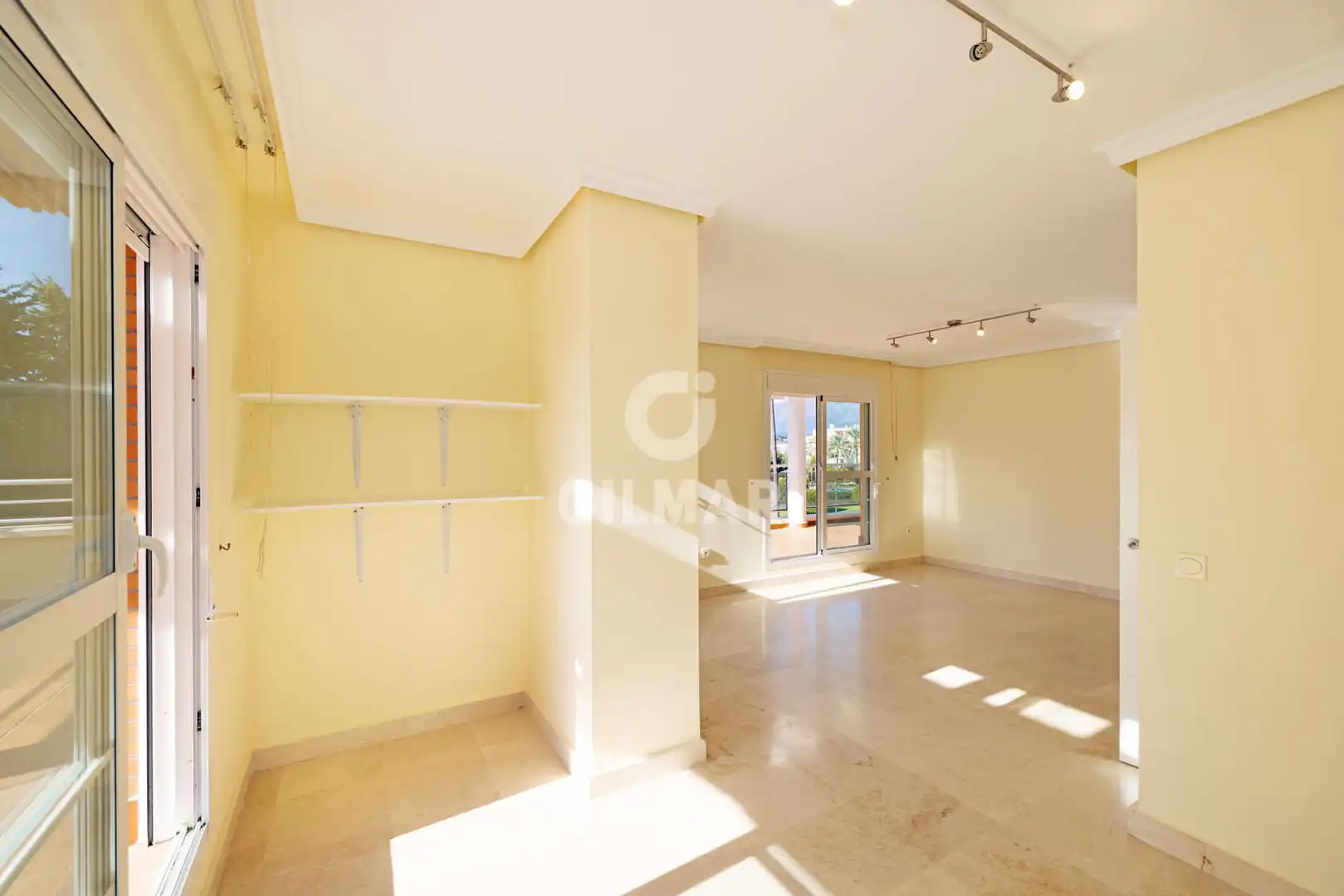 Dúplex en venta en Estepona con Calefacción, Jardín privado y Piscina