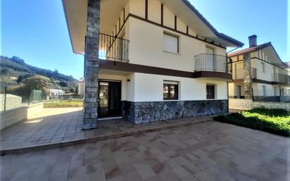 Vista exterior de Casa adosada en venda en Castro-Urdiales amb Jardí privat, Terrassa i Traster