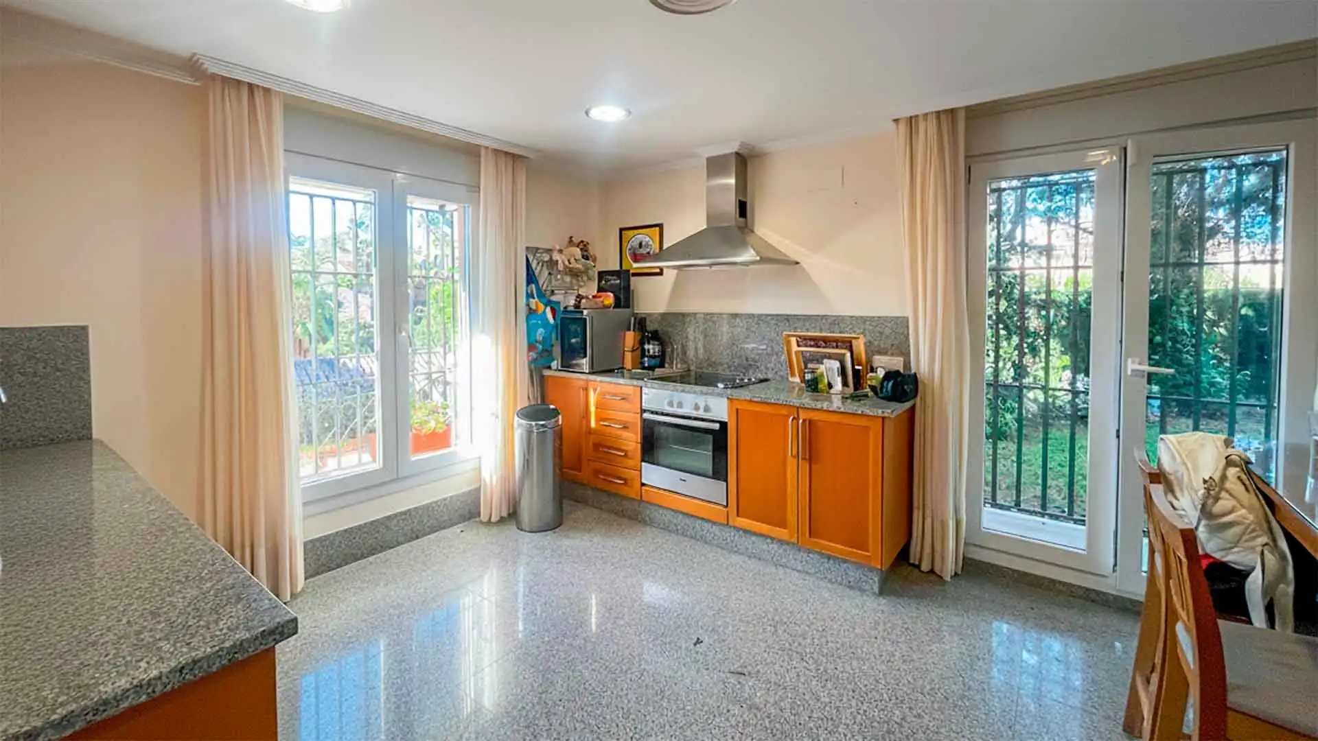 Cuina de Casa adosada en venda en Marbella amb Aire condicionat, Jardí privat i Terrassa