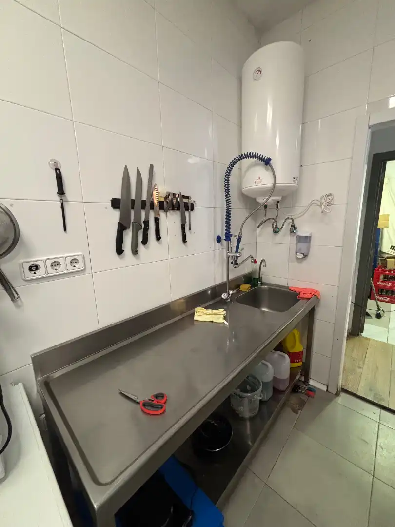 Cocina de Local en traspaso en Madrid con Aire acondicionado, Internet y Alarma